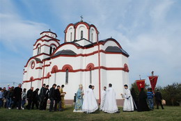 РОГОЈЕВАЧКИ ХРАМ ПРОСЛАВИО СВОЈУ КРСНУ СЛАВУ СВЕТОМ АРХИЈЕРЕЈСКОМ ЛИТУРГИЈОМ