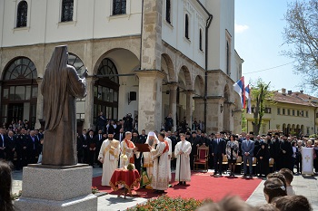 СВЕТА АРХИЈЕРЕЈСКА ЛИТУРГИЈА И ОСВЕЋЕЊЕ СПОМЕНИКА ПАТРИЈАРХУ ИРИНЕЈУ У ПОРТИ САБОРНОГ ХРАМА