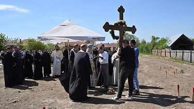 ОСВЕЋЕЊЕ ЗЕМЉИШТА И ПОСТАВЉАЊЕ ЧАСНОГ КРСТА ЗА ИЗГРАДЊУ ХРАМА У ЈАГЊИЛУ