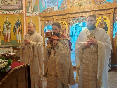 СВЕТА ТРИ ЈЕРАРХА СВЕЧАНО ПРОСЛАВЉЕНА СВЕНОЋНИМ БДЕЊЕМ И СВЕТОМ ЛИТУРГИЈОМ У ДРЕНУ