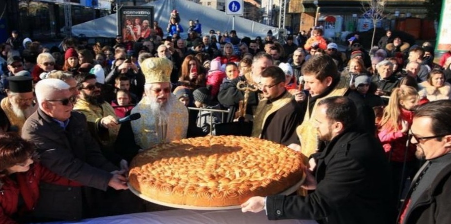 БОЖИЋ И ЛОМЉЕЊЕ ЧЕСНИЦЕ У СТАРОЈ ЦРКВИ У КРАГУЈЕВЦУ
