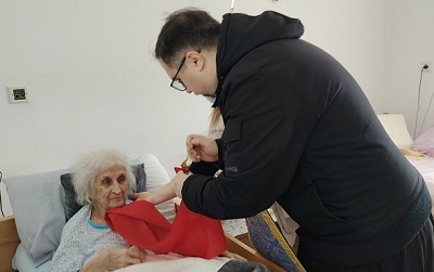 ПРИЧЕШЋЕ КОРИСНИКА ДОМА ЗА СТАРЕ „ЛУГ” НА КРАЈУ БОЖИЋНОГ ПОСТА