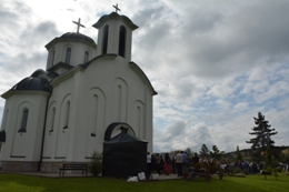 СВЕТА АРХИЈЕРЕЈСКА ЛИТУРГИЈА У СЕЛУ ПЕТКИ КОД ЛАЗАРЕВЦА