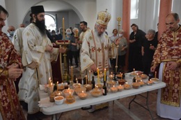 ПРЕОСВЕЋЕНИ ВЛАДИКА ЈОВАН НА ДУХОВСКЕ ЗАДУШНИЦЕ СЛУЖИО У ХРАМУ ВАСКРСЕЊА ГОСПОДЊЕГ НА ГРАДСКОМ ГРОБЉУ БОЗМАН