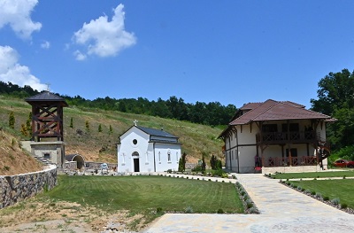 СВЕТА АРХИЈЕРЕЈСКА ЛИТУРГИЈА И ЛИТУРГИЈСКО КРШТЕЊЕ У МАНАСТИРУ СВЕТОГ ВЕЛИКОМУЧЕНИКА ГЕОРГИЈА У ЋЕЛИЈАМА КОЛУБАРСКИМ