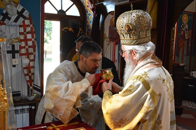 ЕВХАРИСТИЈСКО САБРАЊЕ У КРАГУЈЕВАЧКОМ НАСЕЉУ БРЕСНИЦА У ХРАМУ СВЕТОГ ЈОАНИКИЈА ДЕВИЧКОГ